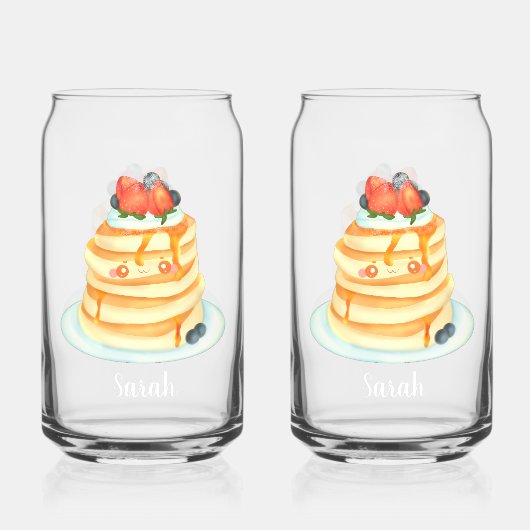 Pluizige pannenkoeken met ahornsiroop, fruit en ro blikvorm glas (Achterkant)