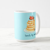 Pluizige pannenkoeken met ahornsiroop, fruit en ro koffiemok (Voorkant rechts)