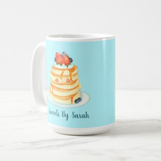 Pluizige pannenkoeken met ahornsiroop, fruit en ro koffiemok (Voorkant links)