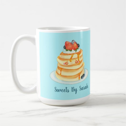 Pluizige pannenkoeken met ahornsiroop, fruit en ro koffiemok (Links)