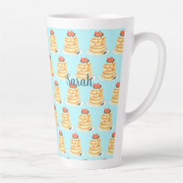 Pluizige pannenkoeken met ahornsiroop, fruit en ro latte mok