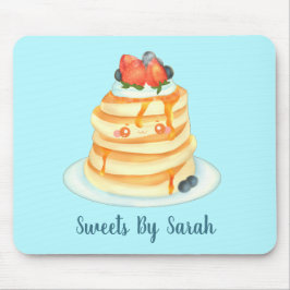 Pluizige pannenkoeken met ahornsiroop, fruit en ro muismat