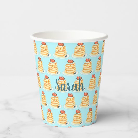 Pluizige pannenkoeken met ahornsiroop, fruit en ro papieren bekers (Achterkant)