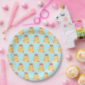 Pluizige pannenkoeken met ahornsiroop, fruit en ro papieren bordje (Feest)