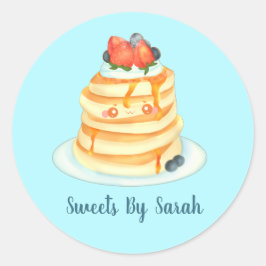 Pluizige pannenkoeken met ahornsiroop, fruit en ro ronde sticker