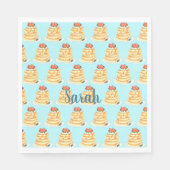 Pluizige pannenkoeken met ahornsiroop, fruit en ro servet (Voorkant)