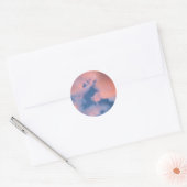 Pluizige perzikwolken bij zonsondergang ronde sticker (Envelop)