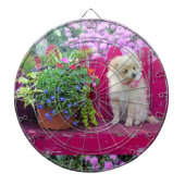 Pluizige Pommerse puppy op rustieke tuinbank Dartbord (Voorkant)