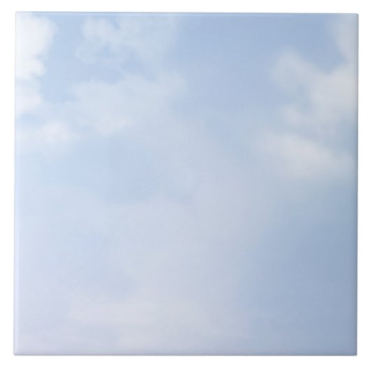 Pluizige wolken aan pastelblauwe hemel tegeltje (Voorkant)