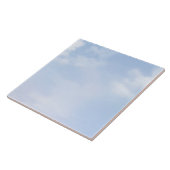 Pluizige wolken aan pastelblauwe hemel tegeltje (Zijkant)