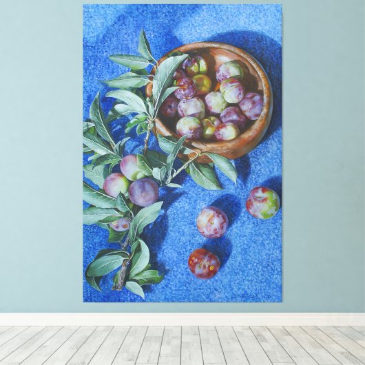 Plum Blossom Branches op Blauwe Achtergrond Schild Canvas Afdruk (Insitu (Houten vloer))