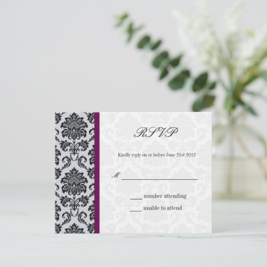 Plum Damask Monogram Wedding RSVP (Staand voorkant)