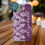 Plum  Damask Pattern en Name iPhone 15 Case<br><div class="desc">Een motief met een trendy design met juweeltinten en elegantie. Items zijn gemakkelijker aan te passen wanneer u eerst alle tekst en foto's vervangt. Als uw onderdeel nog moet worden aangepast, klikt u op deze knop aanpassen. Dit brengt u naar een ontwerpgebied waar u dingen kunt verplaatsen en zelfs lettertypen...</div>