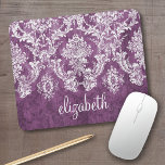 Plum  Damask Pattern en Name Muismat<br><div class="desc">Een motief met een trendy design met juweeltinten en elegantie. Items zijn gemakkelijker aan te passen wanneer u eerst alle tekst en foto's vervangt. Als uw onderdeel nog moet worden aangepast, klikt u op deze knop aanpassen. Dit brengt u naar een ontwerpgebied waar u dingen kunt verplaatsen en zelfs lettertypen...</div>