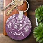 Plum  Damask Pattern en Name Sleutelhanger<br><div class="desc">Een patroon met een bord en kant. Kijk dicht bij de bloemen en bladeren.Een trendy design met juweelkleuren en elegantie. De punten zijn gemakkelijker om aan te passen wanneer u alle tekst en foto's eerst vervangt. Als je kunst nog moet worden aangepast, klik je op Deze knop aanpassen. Dit zal...</div>