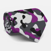 Plum en houtskool camouflage in zwart stropdas (Opgerold)