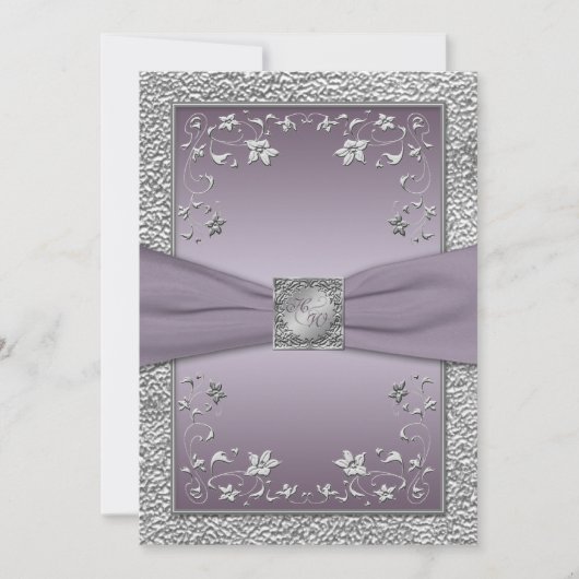 Plum en Pewter Floral Monogrammed Uitnodiging (Voorkant)