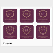  Plum Gold Crest Monogram Wedding Favor Vierkante Sticker (Vel)