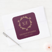  Plum Gold Crest Monogram Wedding Favor Vierkante Sticker (Envelop)