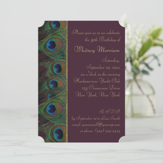 Plum, Gold Peacock Feathers Birthday Invitation Kaart (Staand voorkant)
