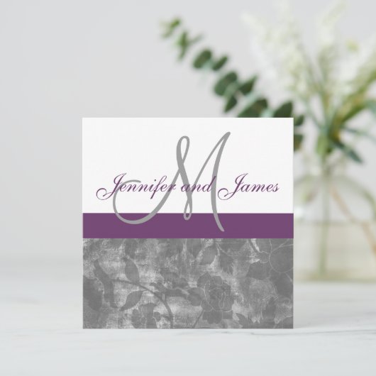 Plum Grey Wedding Invitation Monogram Floral Kaart (Staand voorkant)