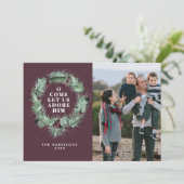 Plum Holly & Berry Wreath Religieuze Foto Feestdagenkaart (Staand voorkant)