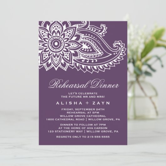 Plum Indian Paisley Rehearsal Dinner Kaart (Staand voorkant)