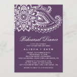 Plum Indian Paisley Rehearsal Dinner Kaart<br><div class="desc">Deze pruimen-Indiase paisley-repetitie voor het diner is perfect voor een moderne trouwrepetitie. Het ontwerp van de machine is voorzien van een prachtig bloemenhenna mandala en paisley motief op een paarse achtergrond. Pas dit ontwerp aan de coördinatiestukken in het paarse, turquoise, roze en oranje in het Colorful Indian Paisley Wedding Collectie:...</div>