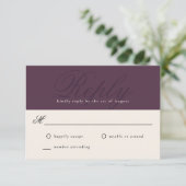 Plum Modern Elegant Minimaal Monogram RSVP Kaartje (Staand voorkant)