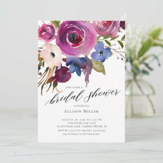 Plum & Navy Bloemen Bruids Douche Uitnodiging (Staand voorkant)