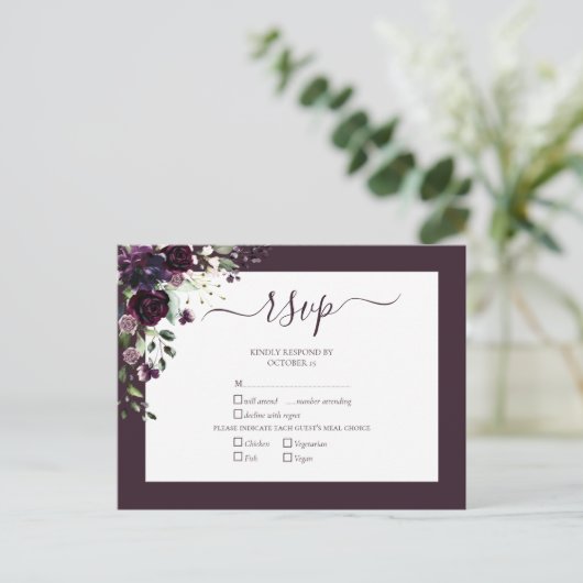 Plum Paars Floral Script Wedding RSVP Uitnodiging Briefkaart (Staand voorkant)