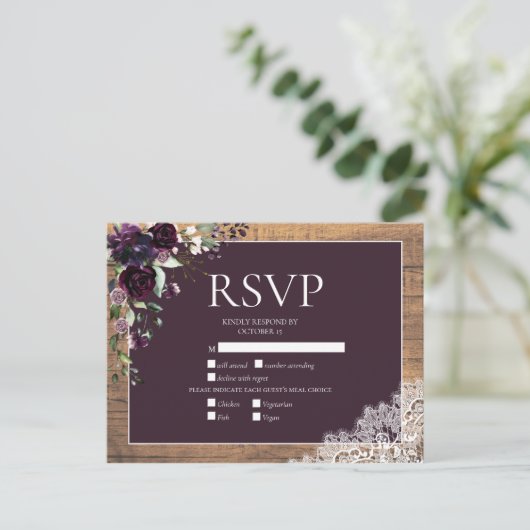 Plum Paars Floral Wood Lace Rustic Wedding RSVP Uitnodiging Briefkaart (Staand voorkant)
