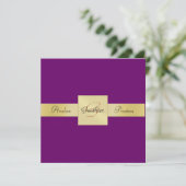 Plum Paars Gold Metal Monogram Formele Uitnodiging (Staand voorkant)