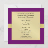Plum Paars Gold Metal Monogram Formele Uitnodiging (Achterkant)