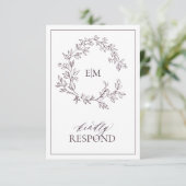 Plum Paarse Leafy Crest Monogram Wedding RSVP Card (Staand voorkant)