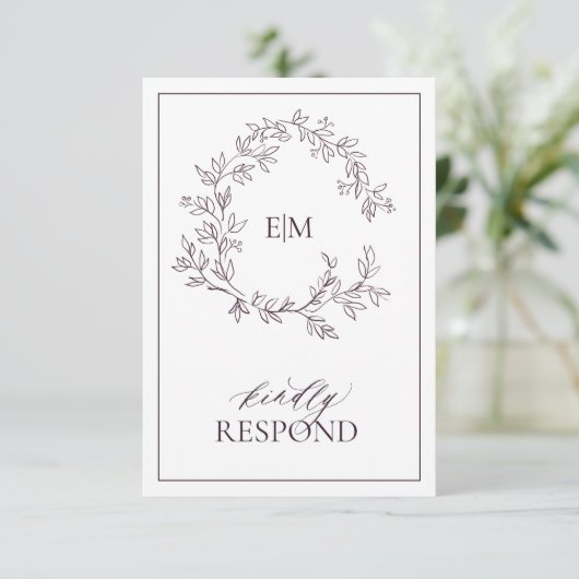 Plum Paarse Leafy Crest Monogram Wedding RSVP Card (Staand voorkant)