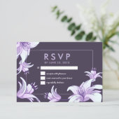 Plum Paarse Lily Flower Floral Spring Wedding RSVP Kaartje (Staand voorkant)