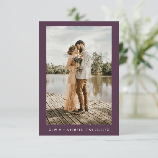 Plum Paarse minimalistische elegante foto bruiloft Kaart (Staand voorkant)