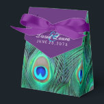 Plum Paarse Peacock bruiloft Bedankdoosjes<br><div class="desc">Elegante pruim paarse en levendige smaragdgroene,  koningsblauw en blauwgroen blauwe pauw veer bruiloft gunst dozen. U kunt tekst toevoegen in de lettertypestijl,  -grootte en -kleur van uw keuze op deze prachtige paarse pauw bruiloft gunst doos.</div>