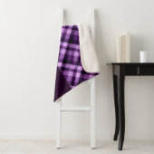 Plum Paarse Plaid Monogram Grote Sherpa Deken (In situ)