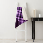 Plum Paarse Plaid Monogram Medium Sherpa Deken (In situ)