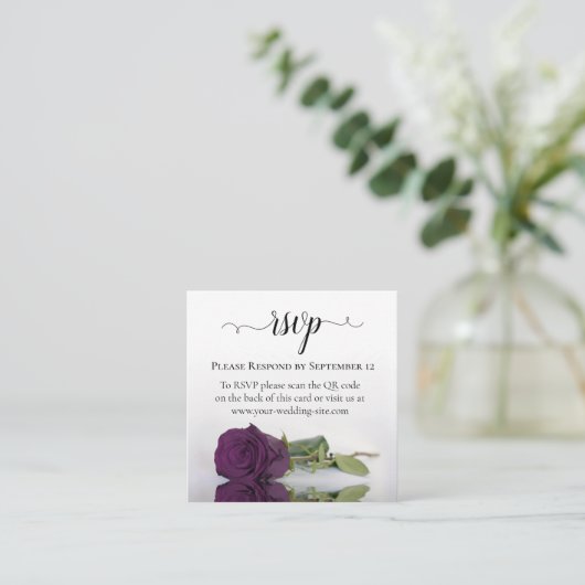 Plum Paarse Roos Elegante bruiloft RSVP QR Code Informatiekaartje (Staand voorkant)