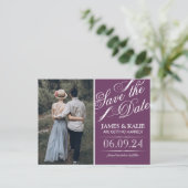 Plum Paarse Script Foto Opslaan van de datum Aankondigingskaart (Staand voorkant)