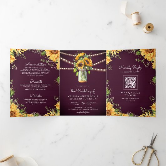 Plum Paarse Sunflower Mason Jar QR Code Weddenscha Drieluik Uitnodiging (Binnen)