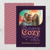 Plum Pop Cozy Vibes Only Kerstfoto Feestdagenkaart (Voorkant / Achterkant)