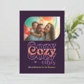 Plum Pop Cozy Vibes Only Kerstfoto Feestdagenkaart (Staand voorkant)