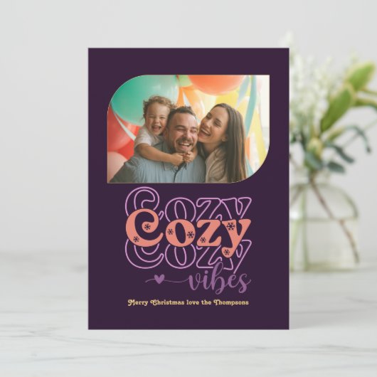 Plum Pop Cozy Vibes Only Kerstfoto Feestdagenkaart (Staand voorkant)