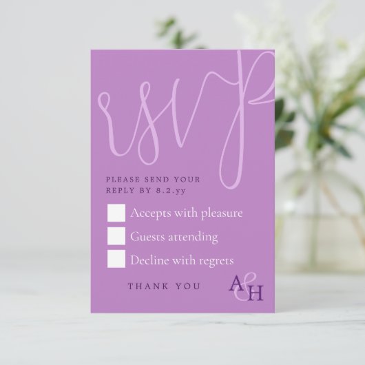 Plum Purple Calligrafie Script bruiloft RSVP-kaart RSVP Kaartje (Staand voorkant)
