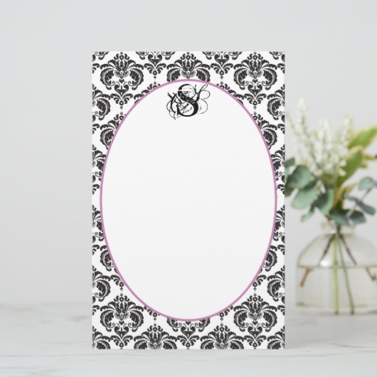 Plum Ribbon Zwart Damast Monogram Gerecycled papie Briefpapier (Staand voorkant)