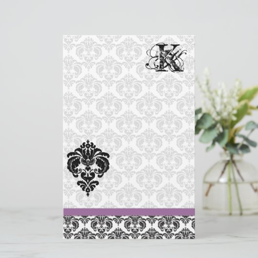 Plum Ribbon Zwart Damast Monogram Gerecycled papie Briefpapier (Staand voorkant)
